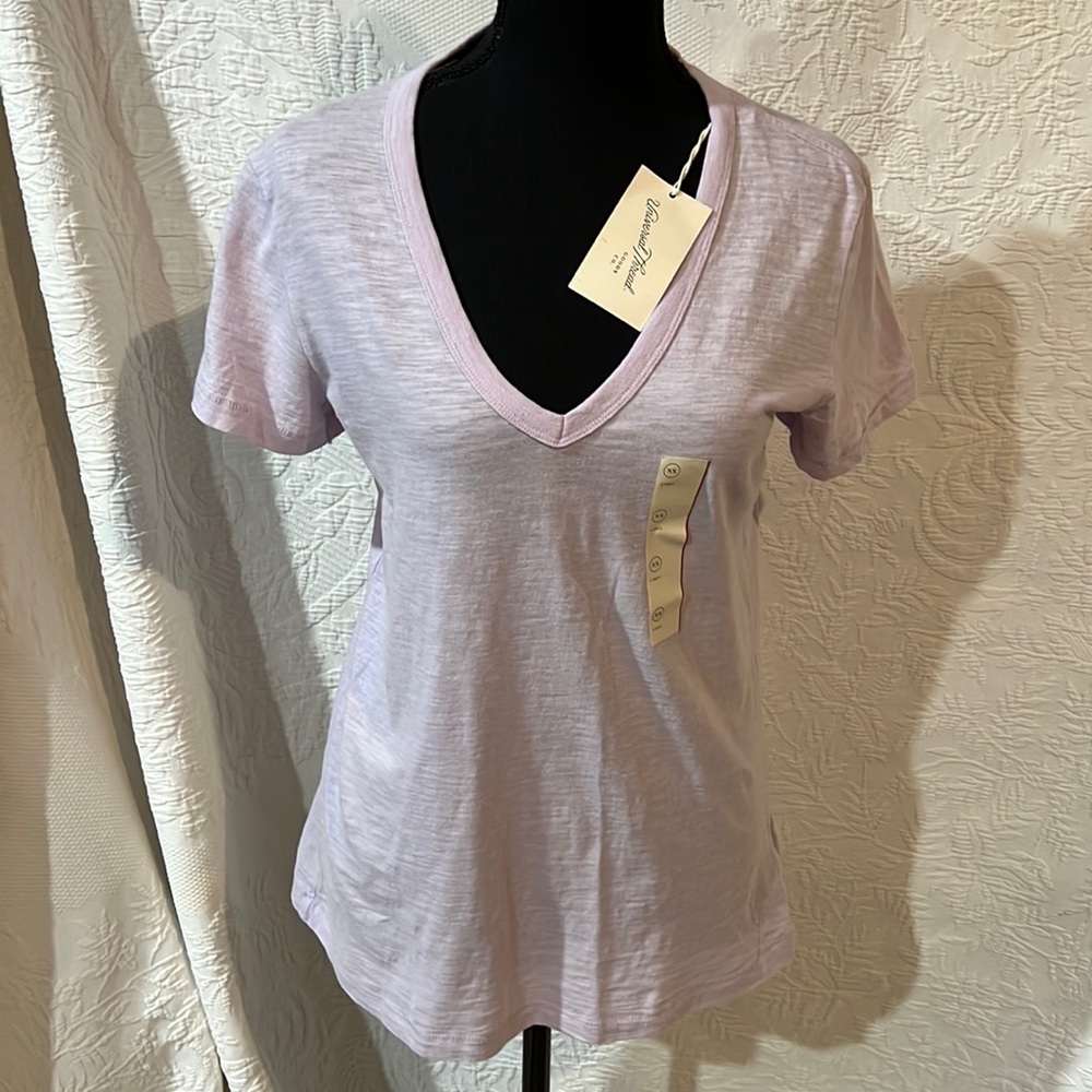 Universal Thread V neck lavender t shirt, size XS, NWT